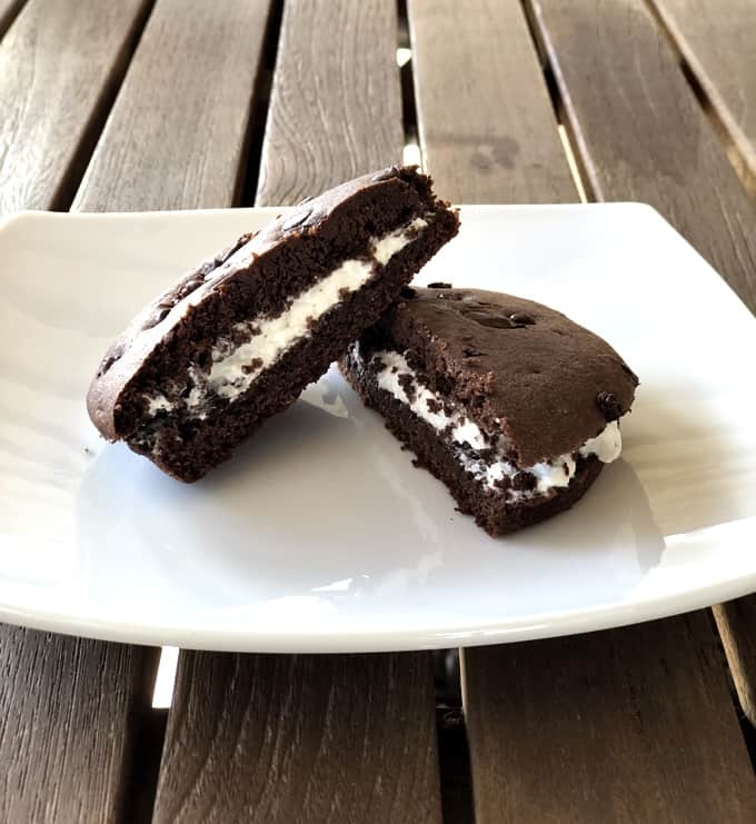 Easy Weight Watchers desserts: Chocolate Whoopie Pies with Marshmallow Cream