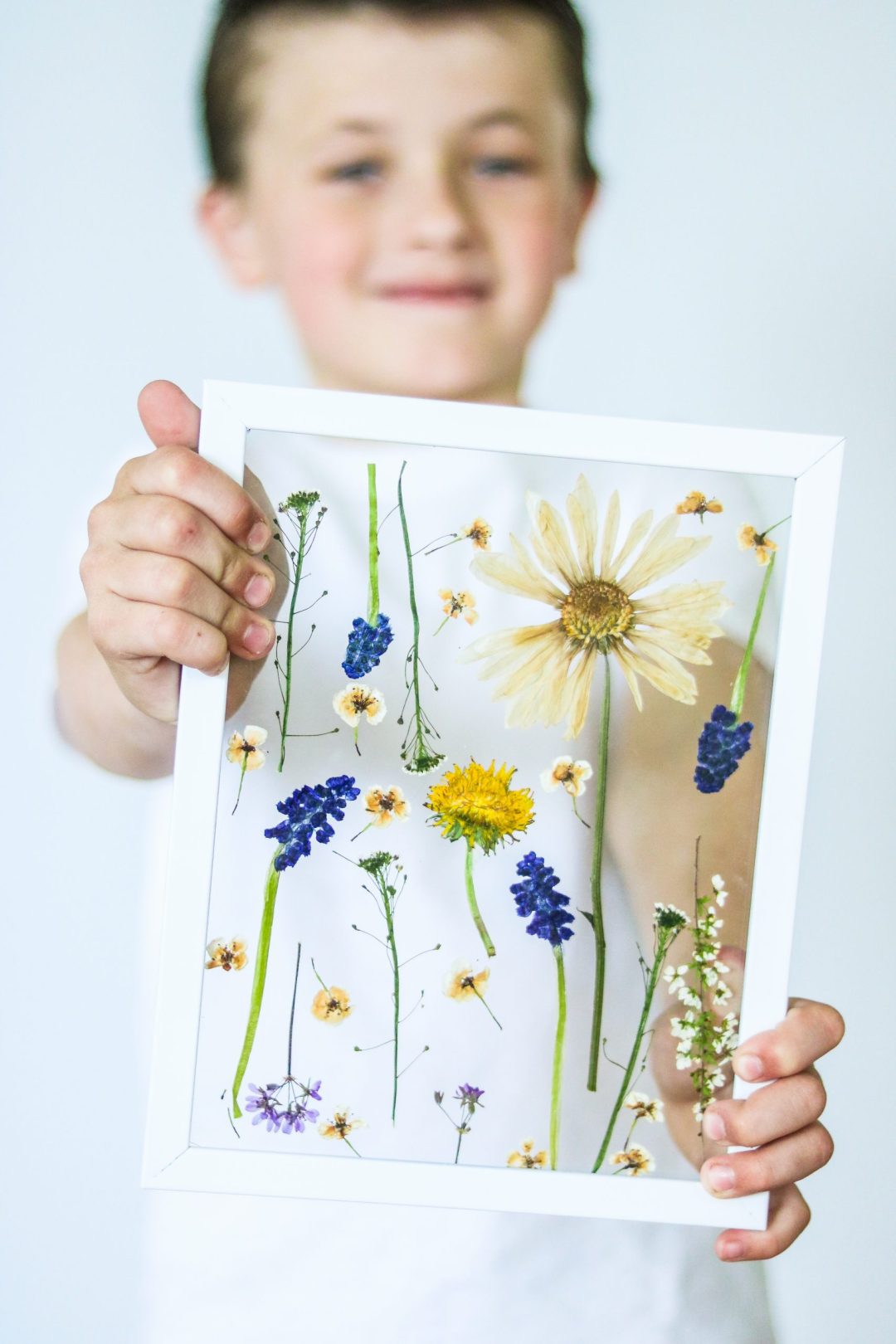 Unique crafts to make and sell: pressed flower frame