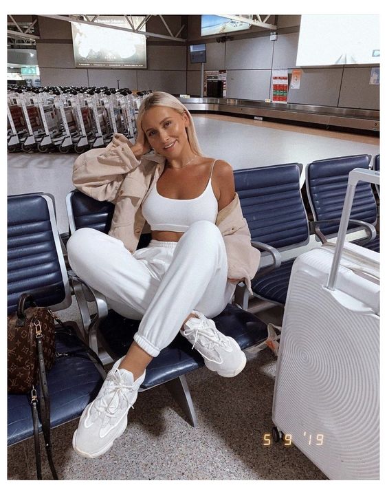 Comfy white airport outfit with joggers