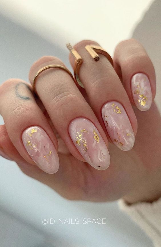 Unhas de mármore rosa com ouro