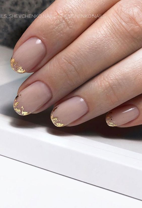 Short wedding nails for bride with gold foil