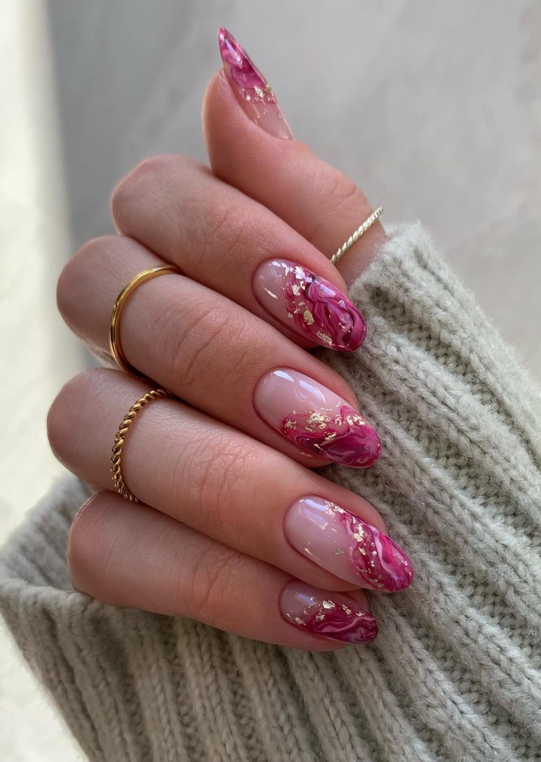 Unhas de mármore rosa escuro.