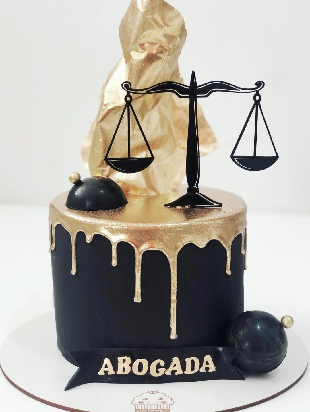 Black and gold graduation cake for law