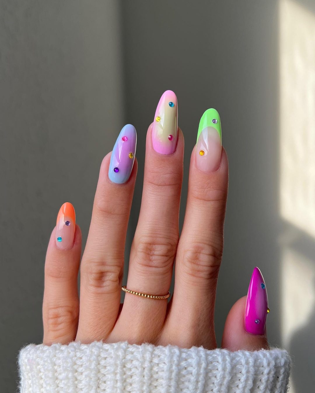 Unhas de mármore neon com cristais