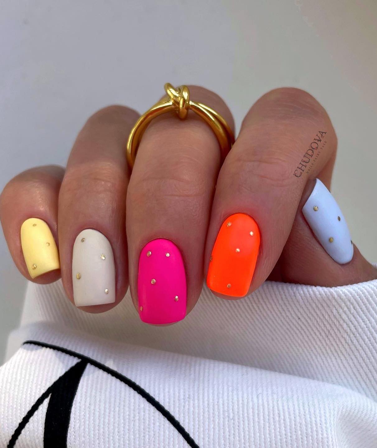 Unhas neon curtas com cristais