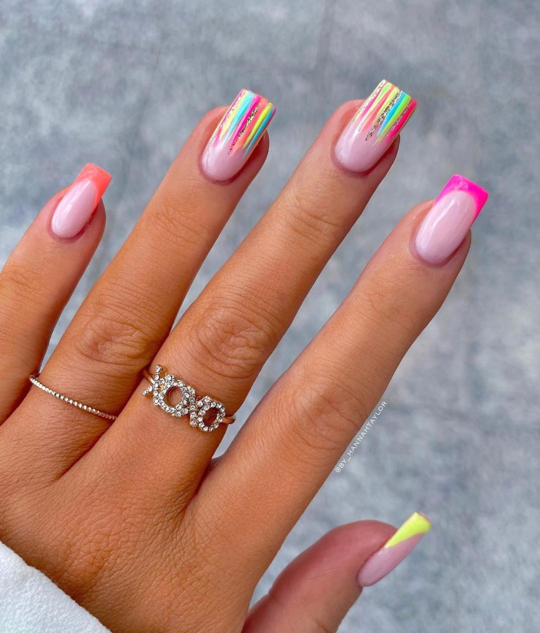 Unhas neon brilhantes com listras