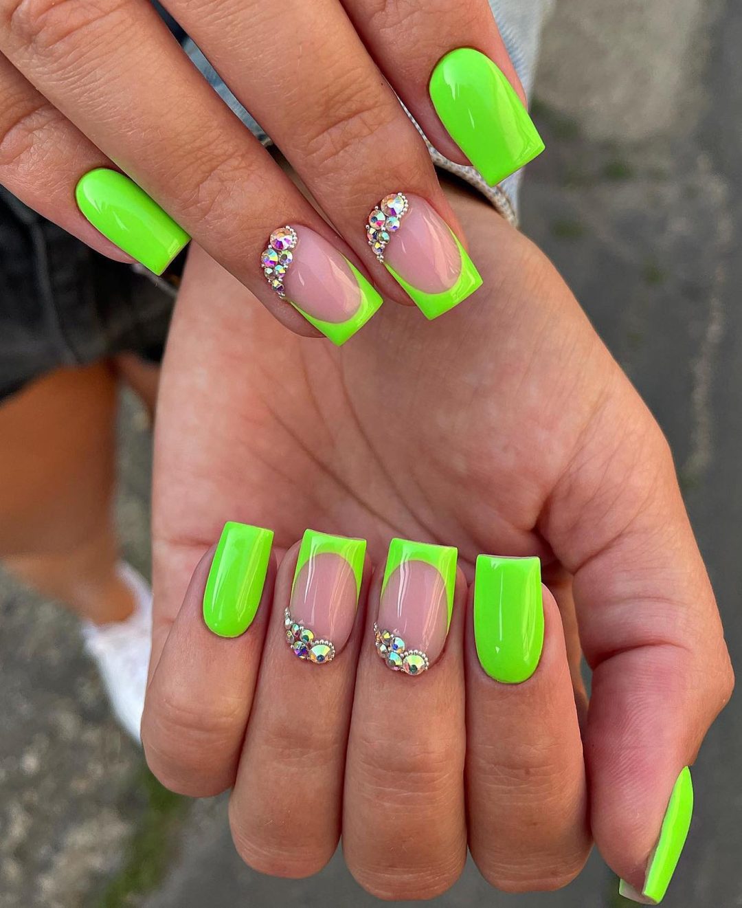 Unhas verdes neon com pontas francesas e cristais