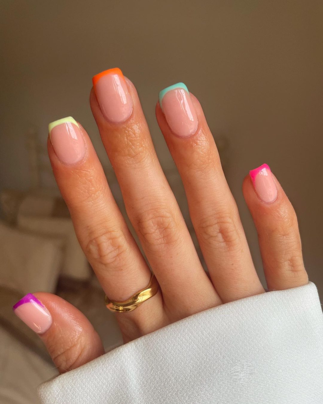 Unhas de ponta francesa neon