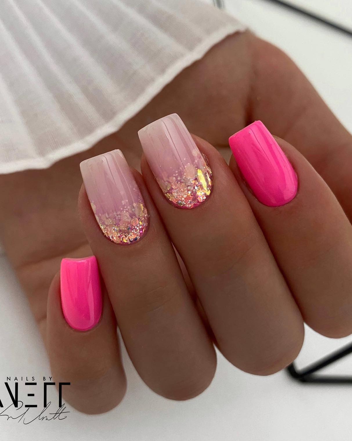 Unhas rosa neon com glitter