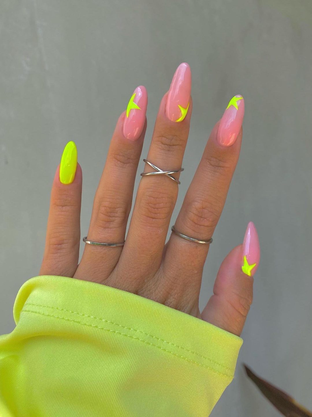 Unhas amarelas neon com estrelas