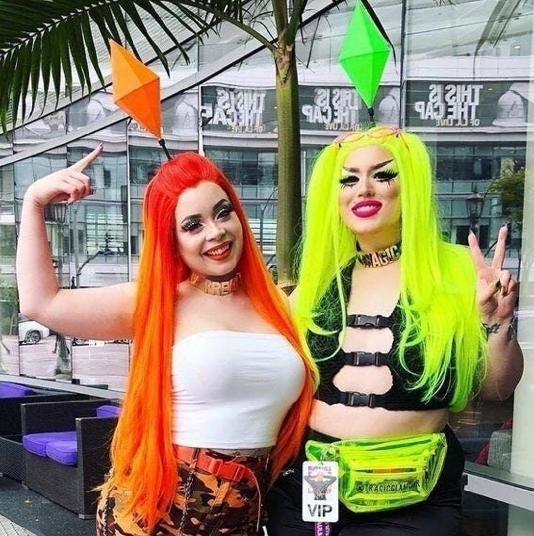 Sims Halloween costumes for 2 best friends