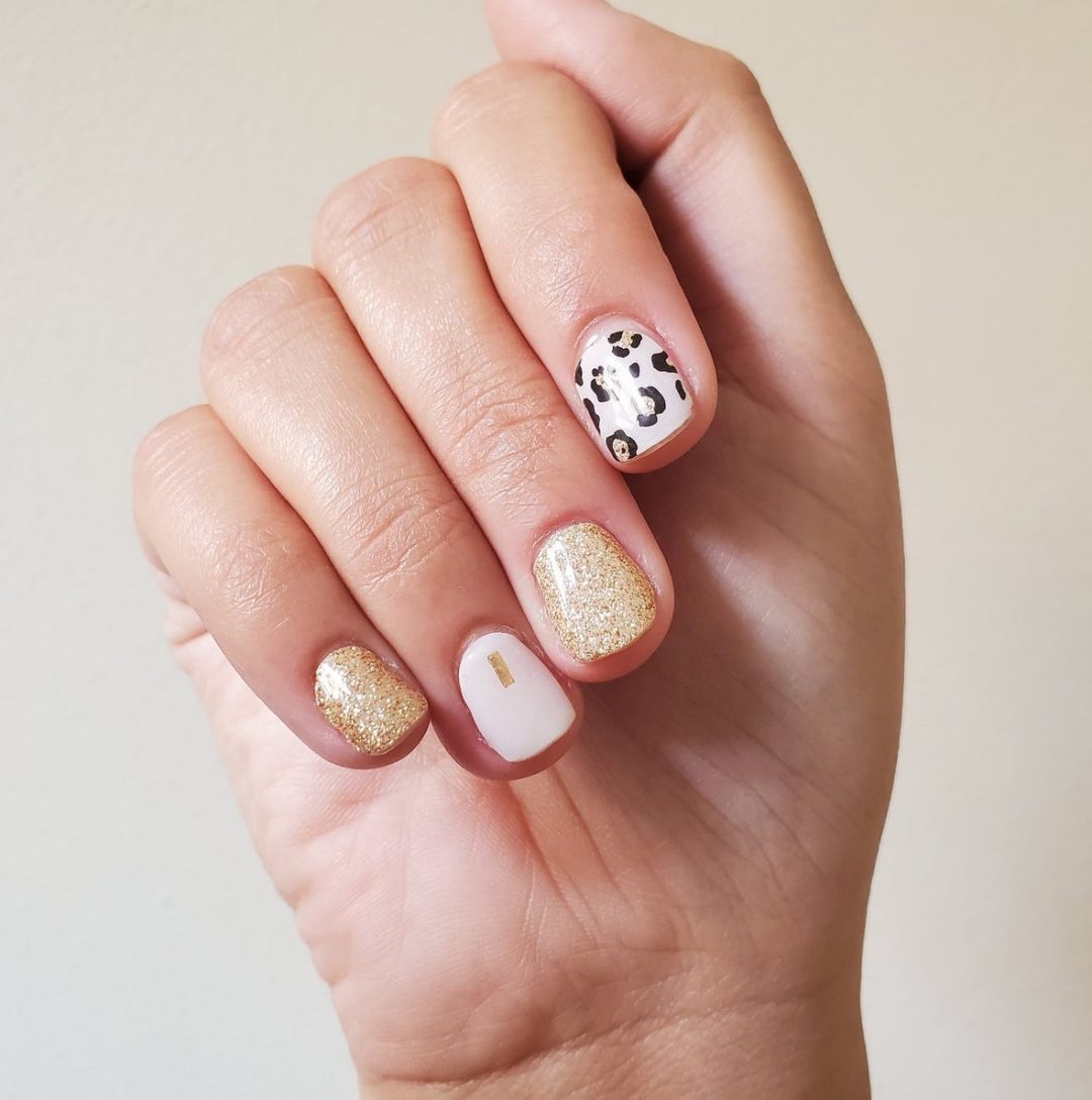 Short pink and leopard print nails with gold glitter