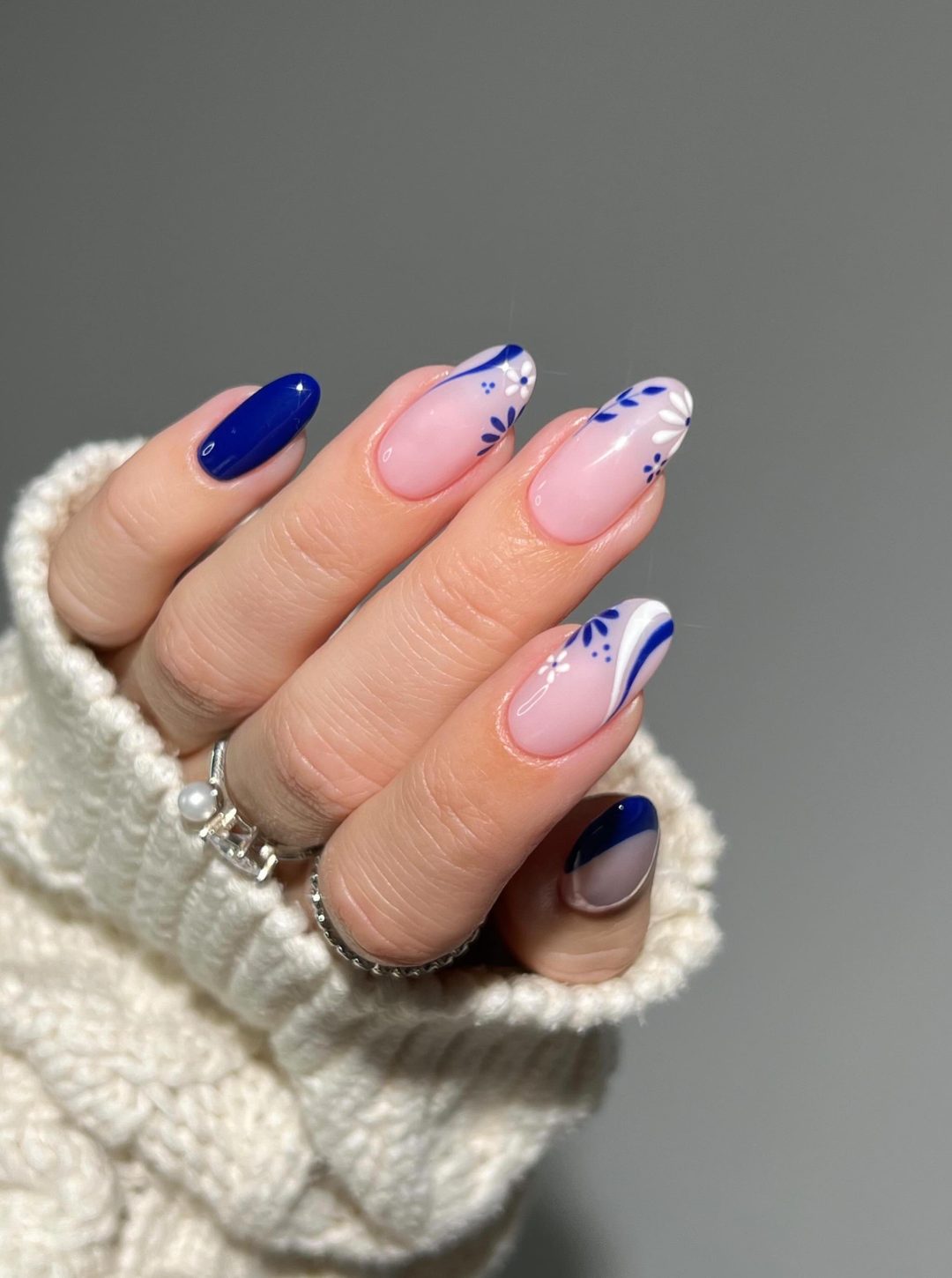 Dark blue and white flower nails.