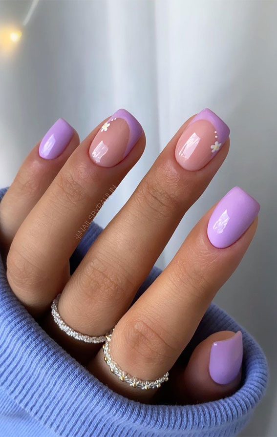 Short lilac nails with French tips and daisies.