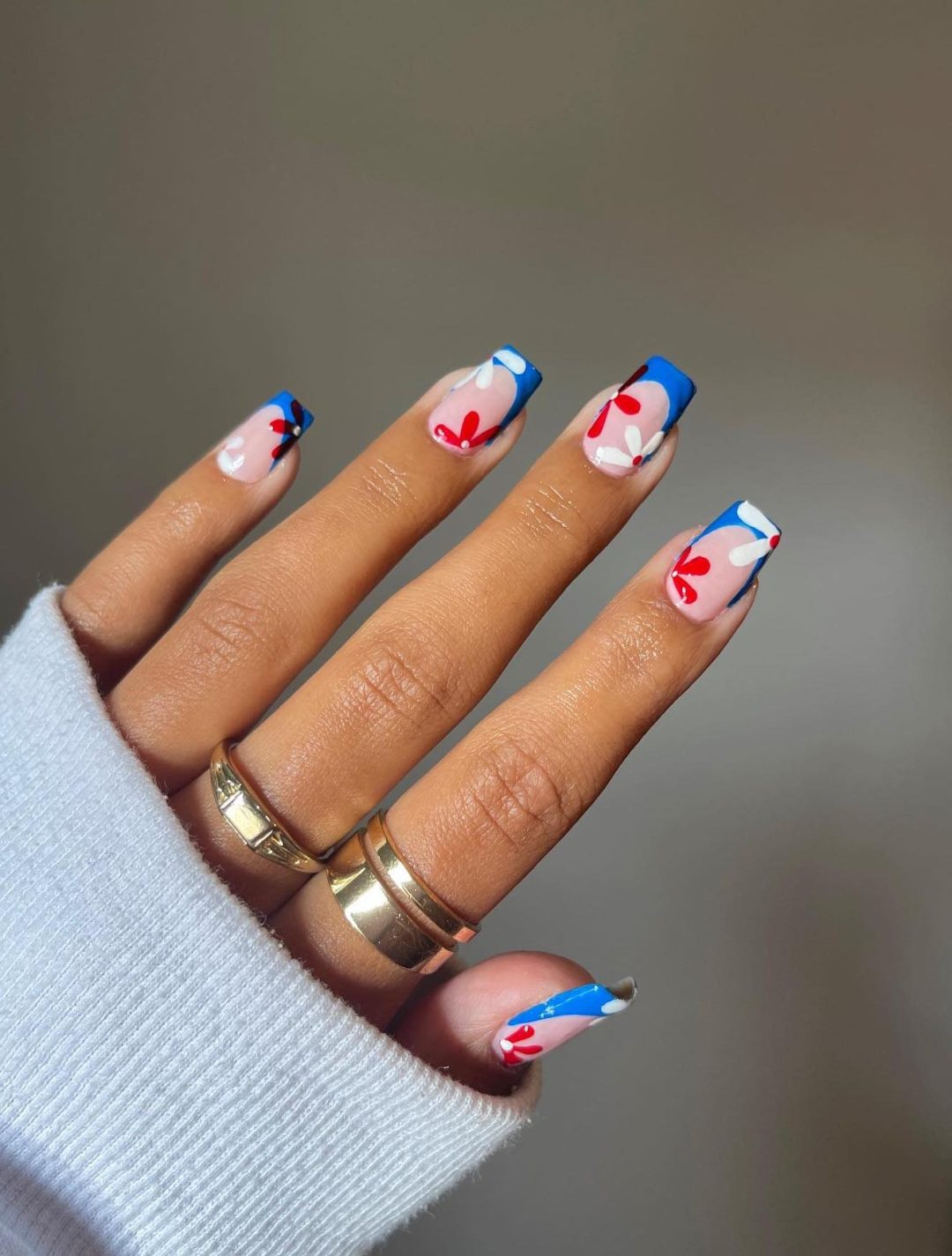 Fun 4th of July nails with daisy nail art.