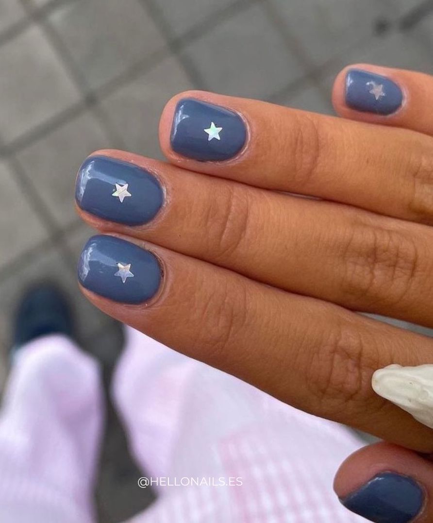 Short grey star nails.