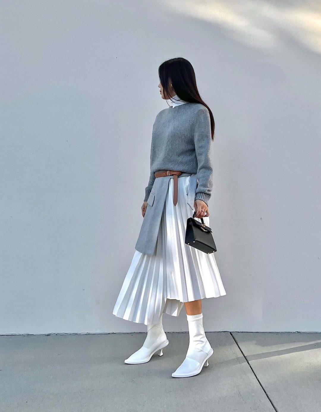 Chic fall outfit with white pleated skirt.