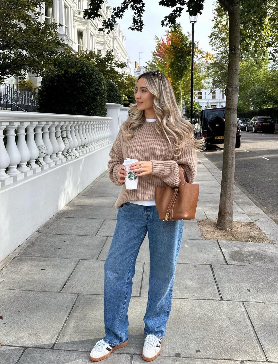 Casual fall outfit with beige sweater and baggy jeans.