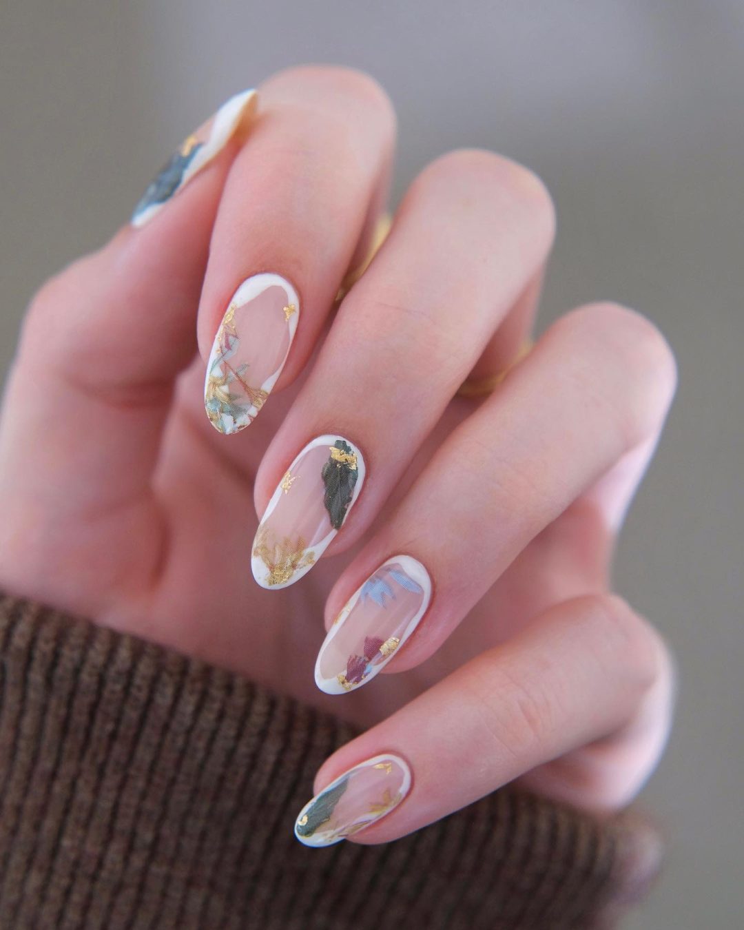 Beautiful short gold foil nails with earth tones