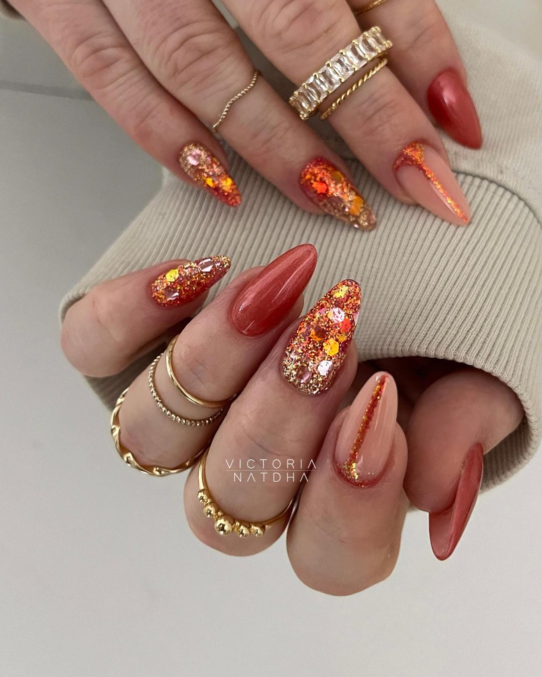 Uñas largas de otoño de color naranja quemado con brillo.