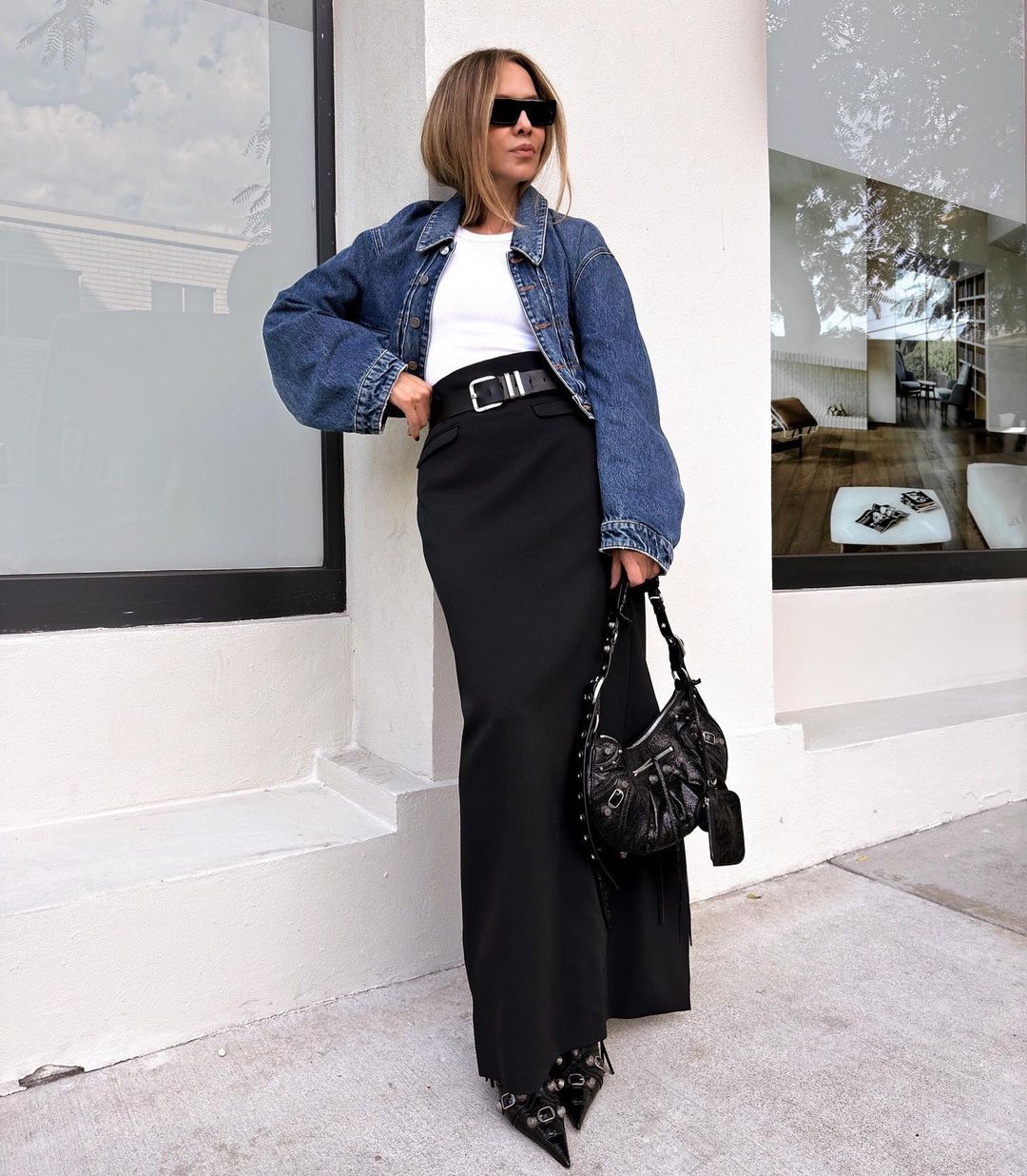 Cool black maxi skirt outfit with denim jacket