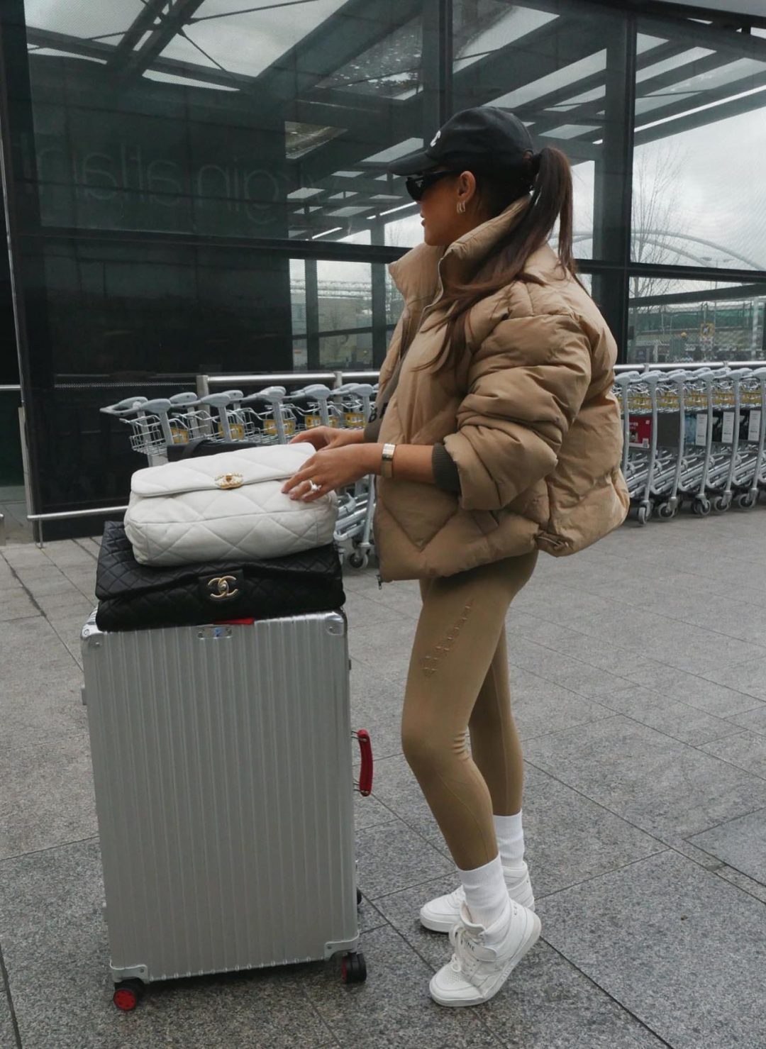 Casual beige airport outfit with puffer coat and leggings