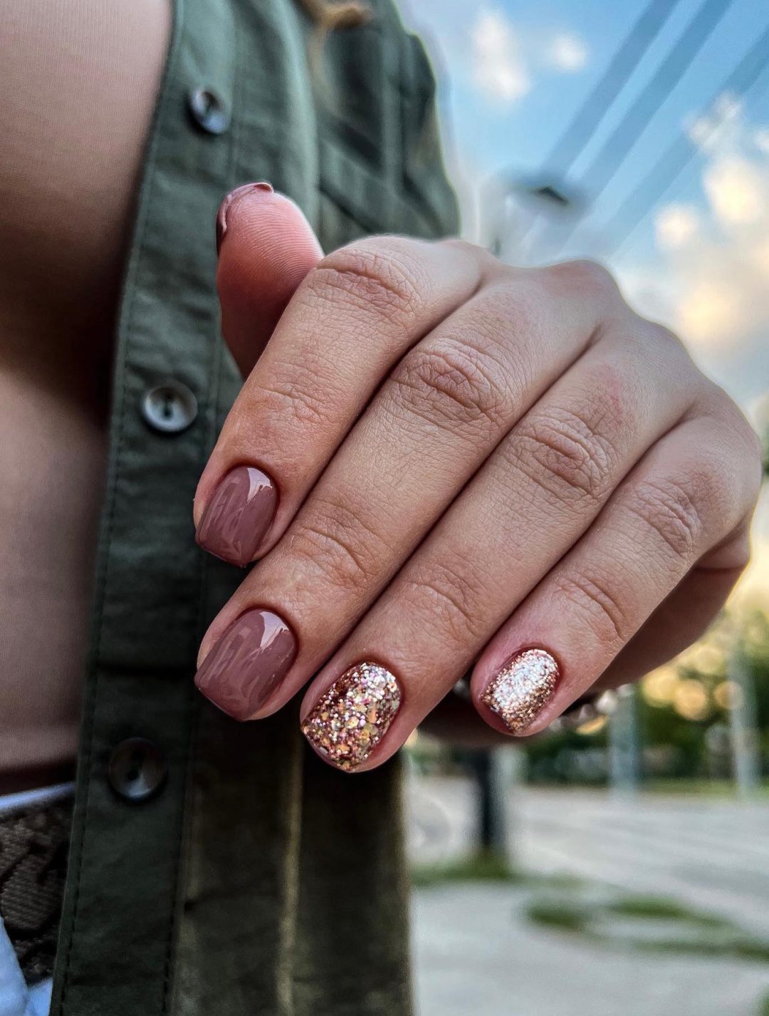 Short brown nails with gold glitter.