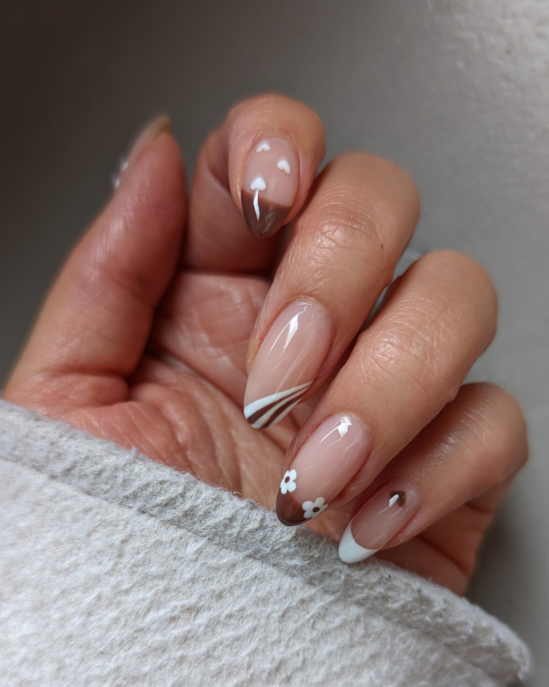 Cute minimalist fall nails with brown and white