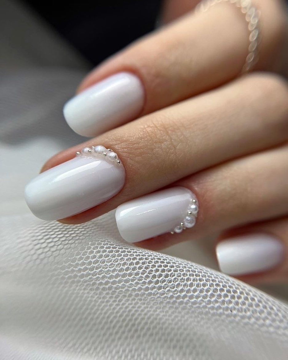 White bridal nails with pearls