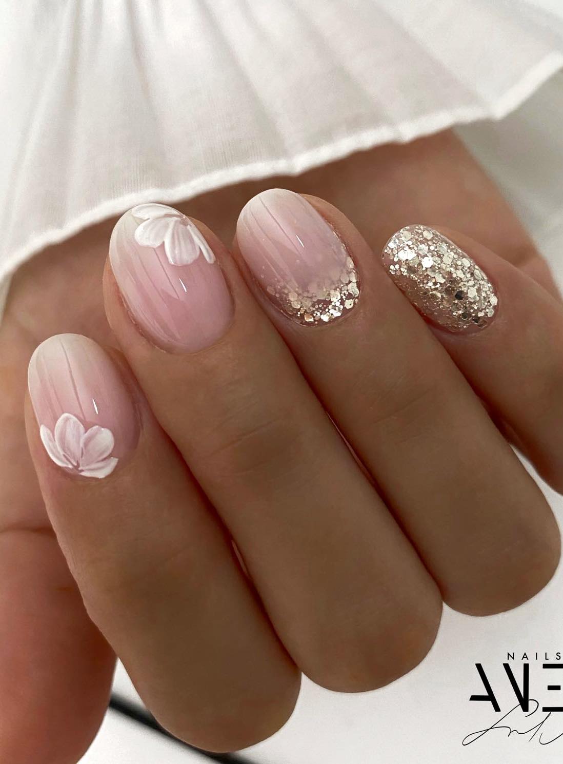 Short bridal nails with gold glitter