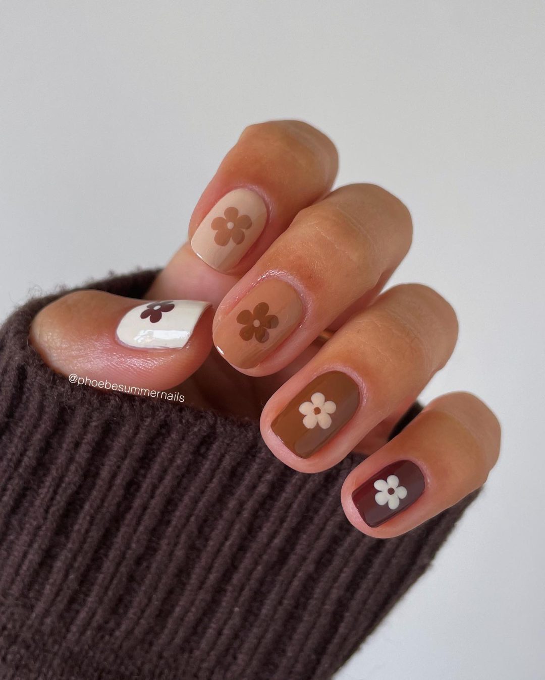 Short brown fall nails with flower nail art