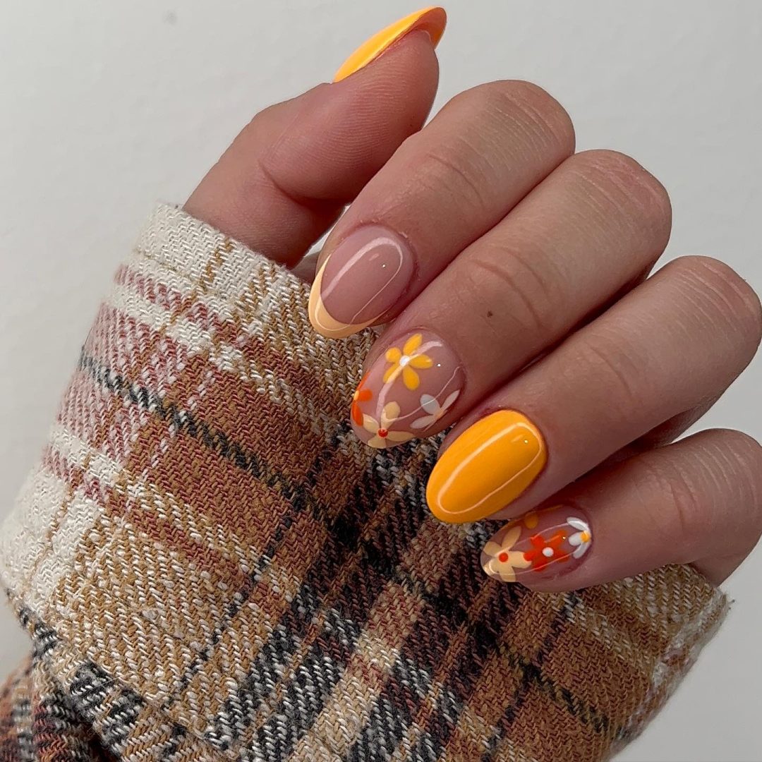 Sort orange fall nails with flower nail art