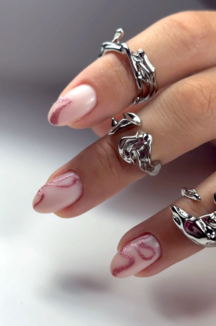 Sort pink swirl nails