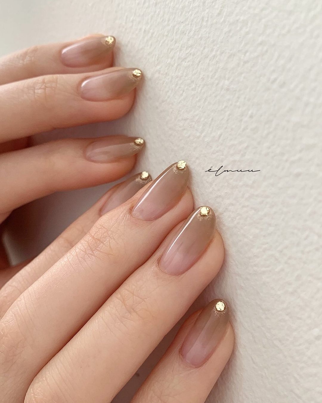 Short brown ombre nails for bride