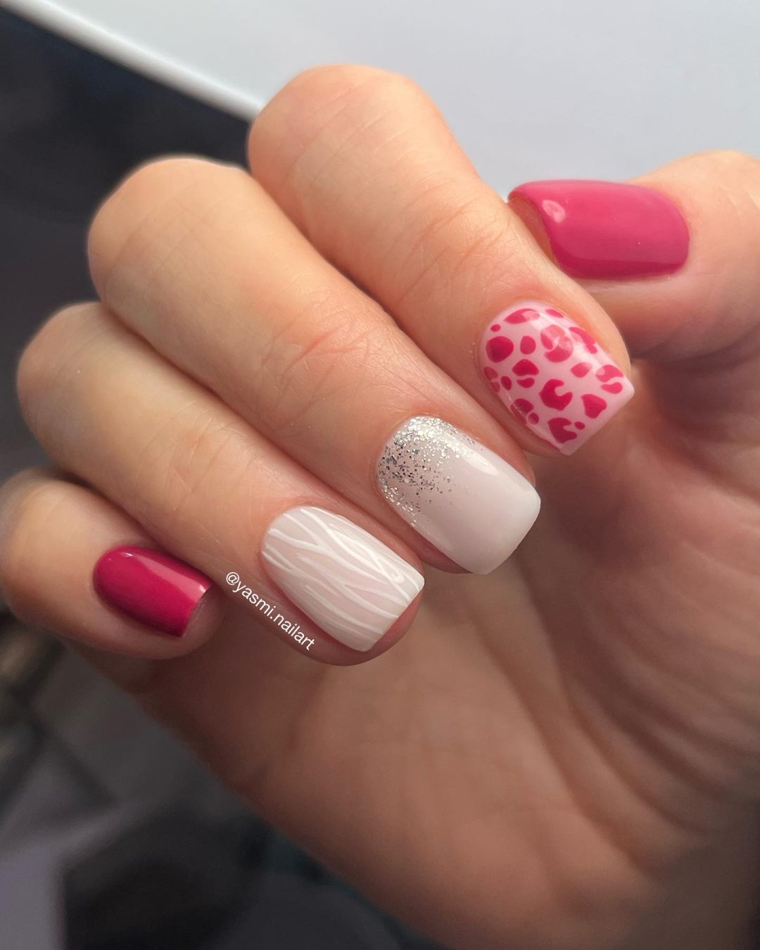 Lindas unhas com estampa de leopardo vermelho e branco.