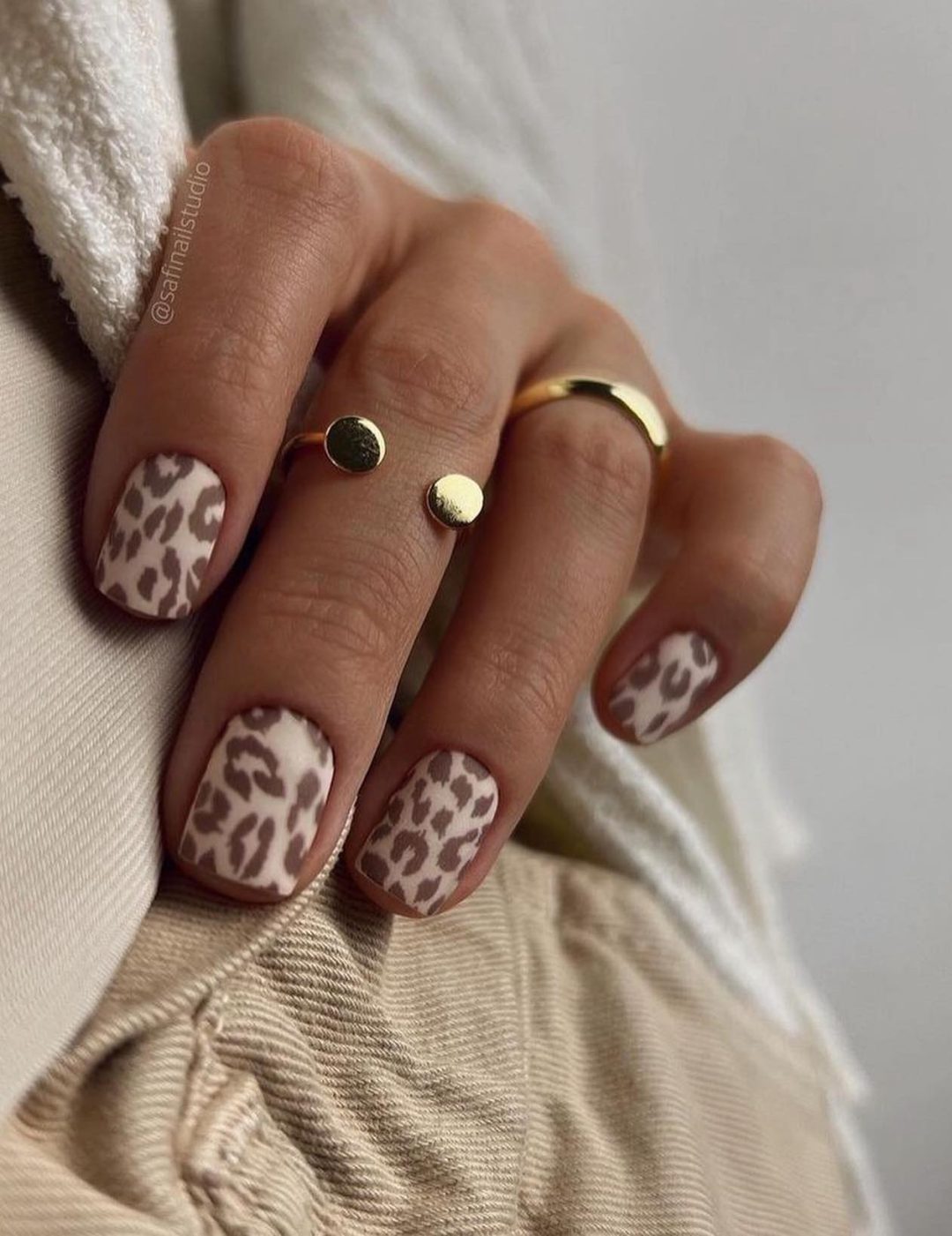 Short matte brown leopard print nails.