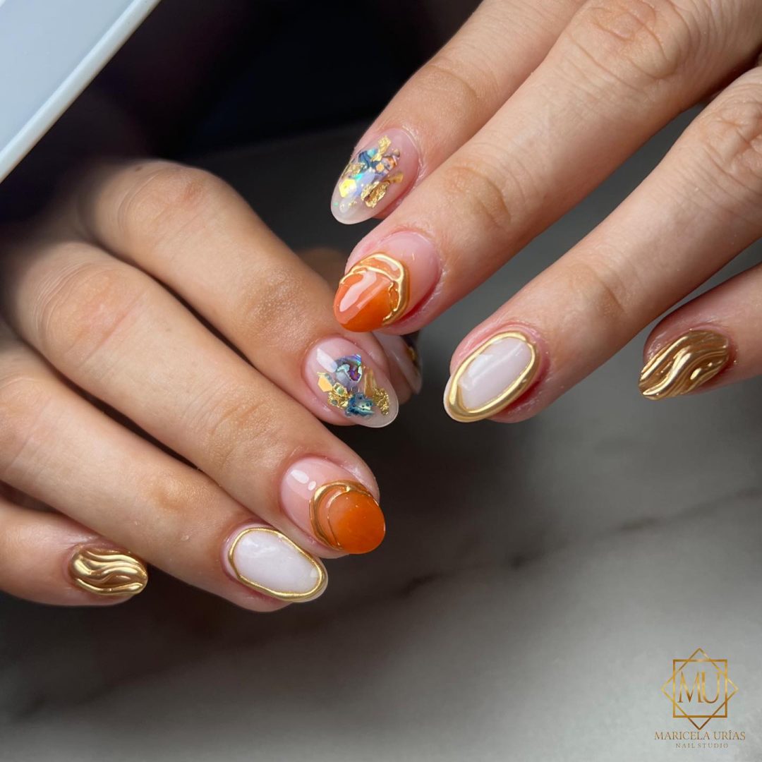 Uñas cortas de otoño en tonos dorados y naranja quemado