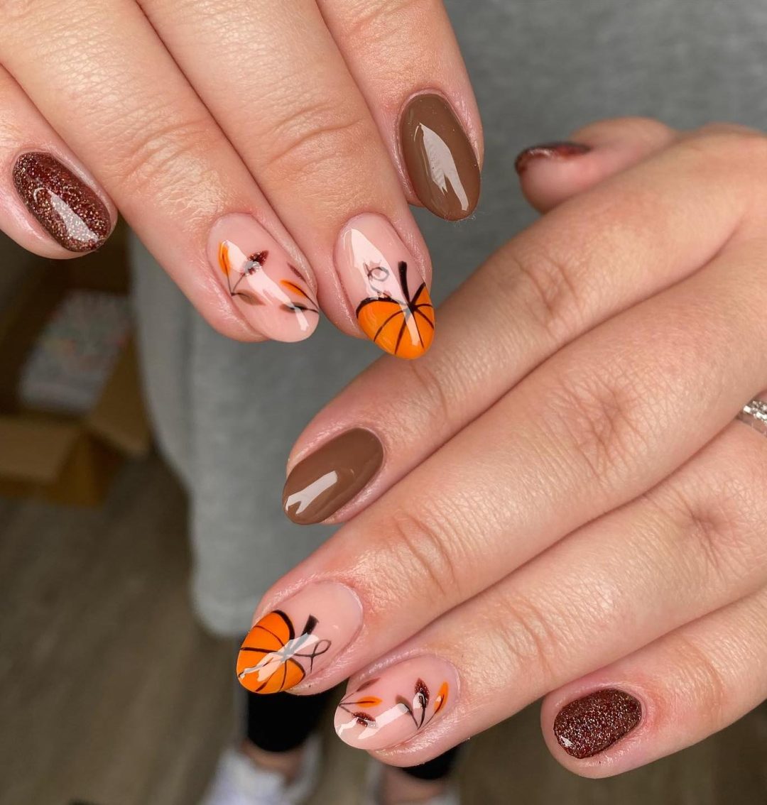 Short brown pumpkin nails for fall.