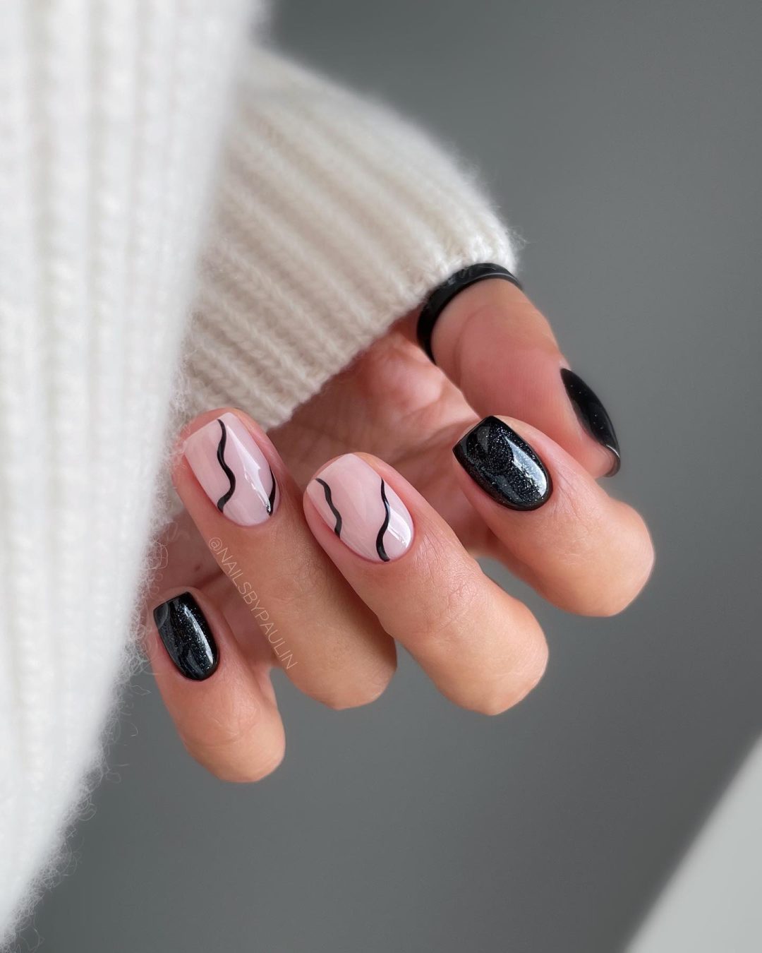 Elegant short black nails.