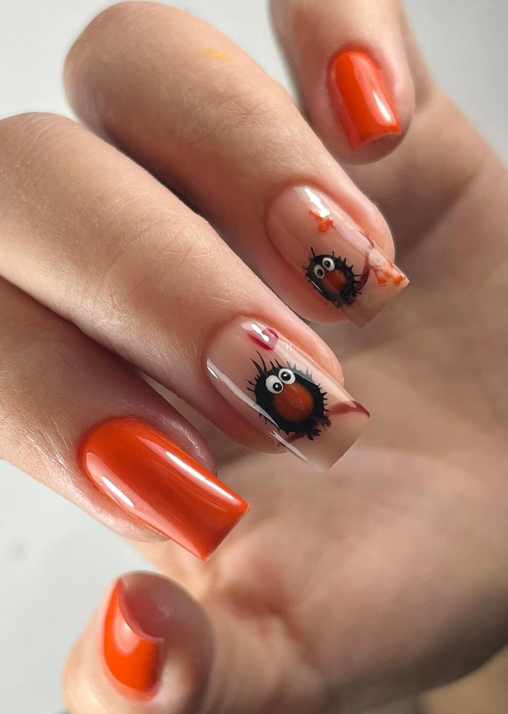 Uñas de color naranja quemado con diseño Susuwatari.