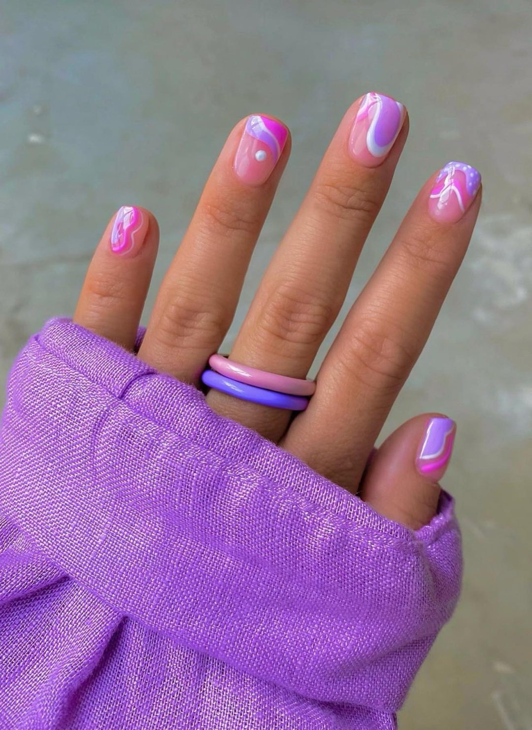 Short pastel purple abstract nails.