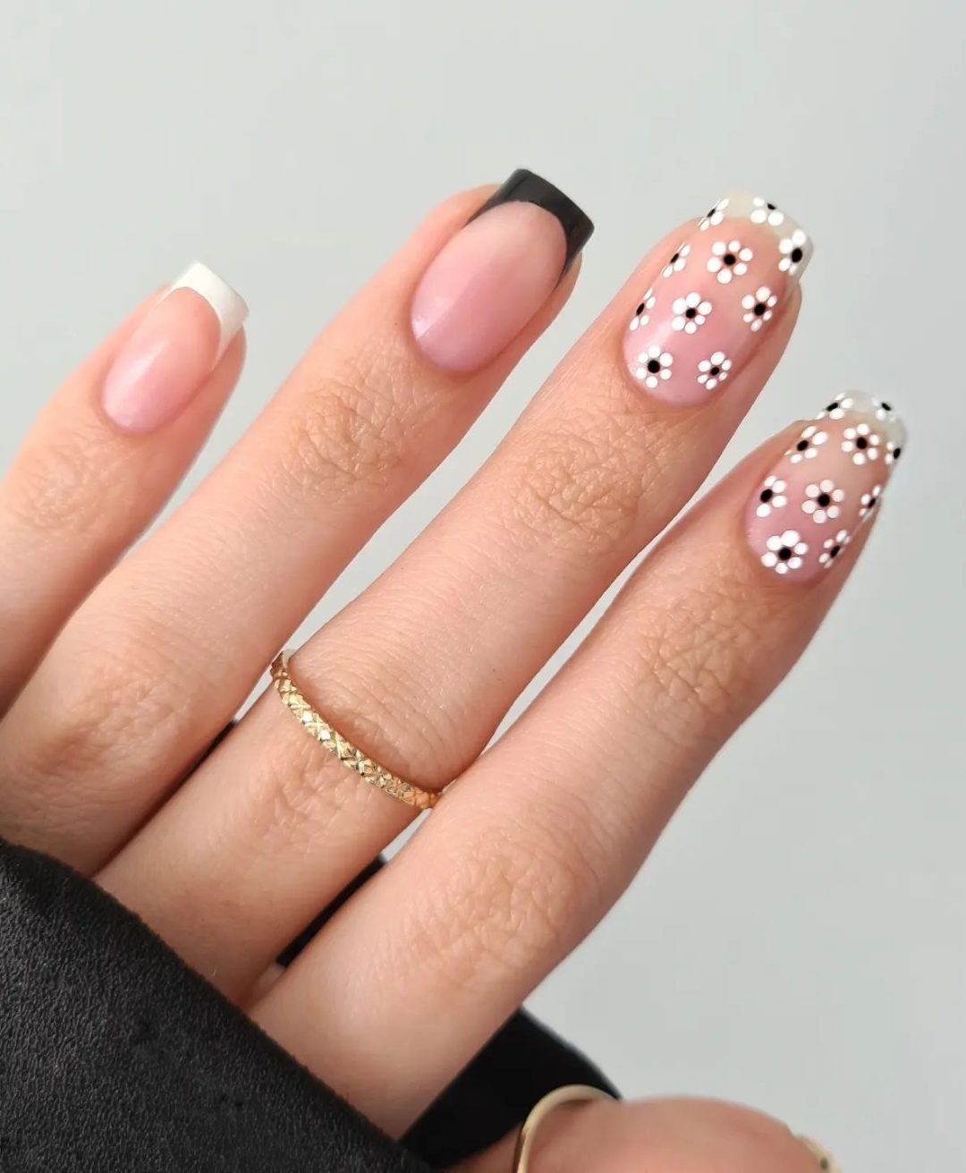 Black and white nails with a daisy design.