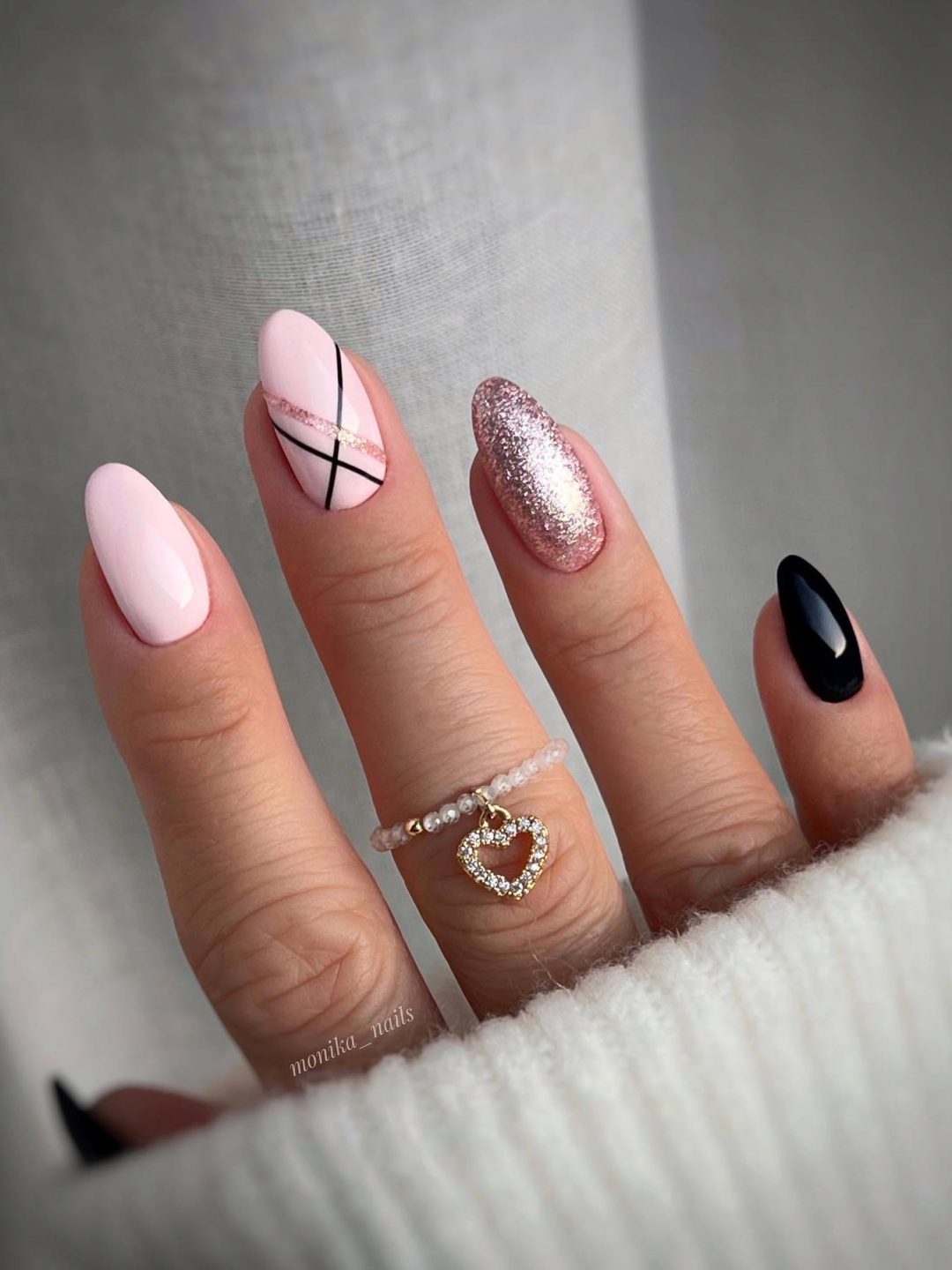 Unhas rosa claro e pretas com glitter ouro rosa.