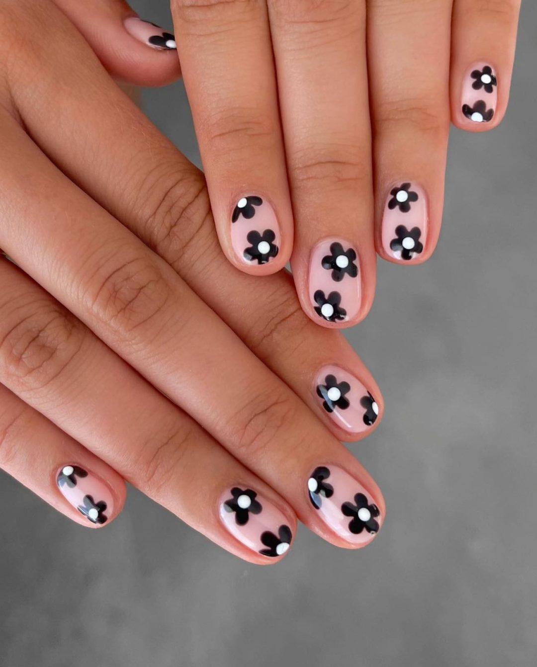 Short black and white daisy nails.