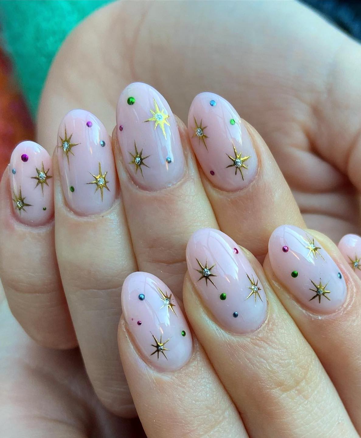 Short neutral Christmas nails with stars.