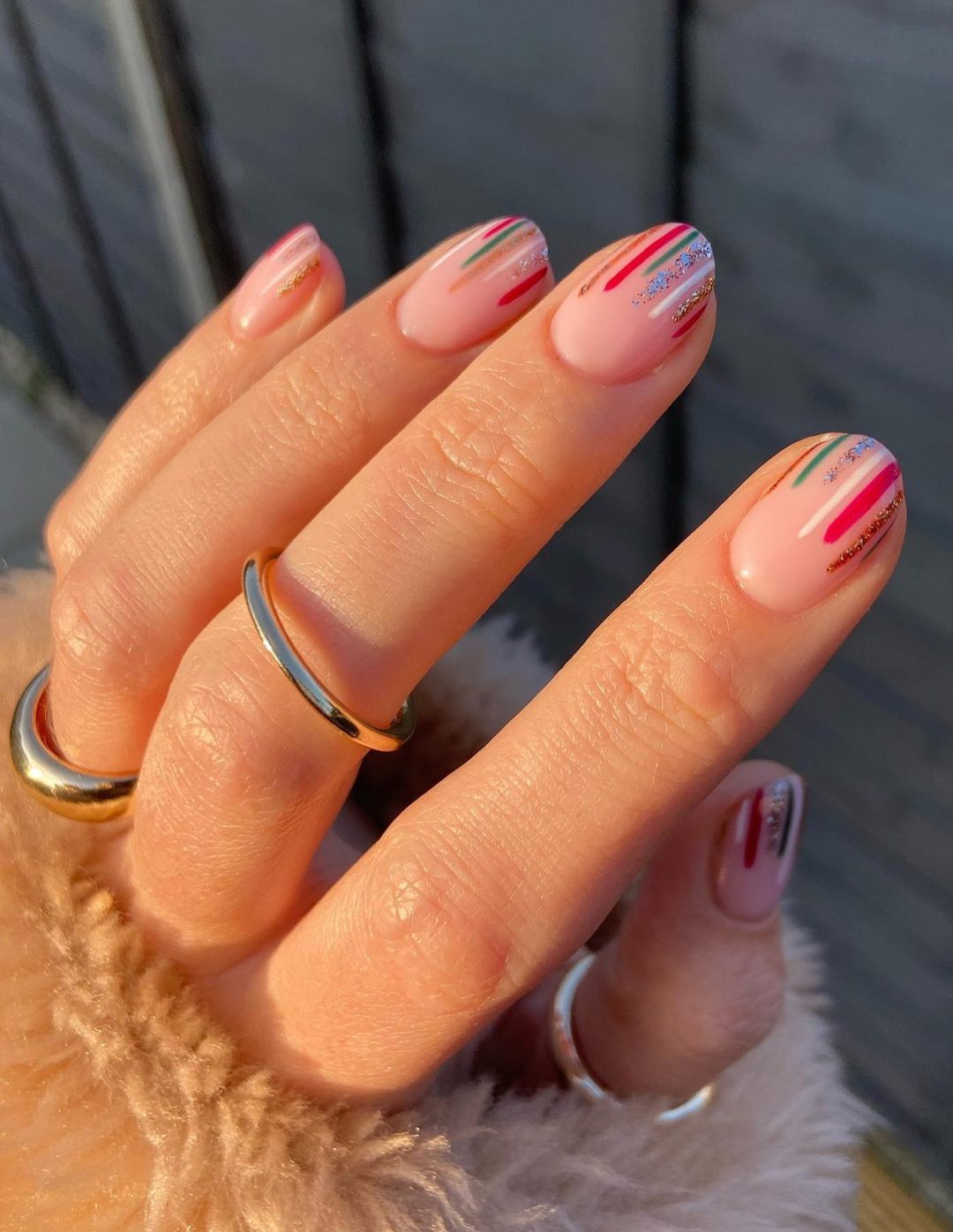 Short minimalist Christmas nails with stripes.