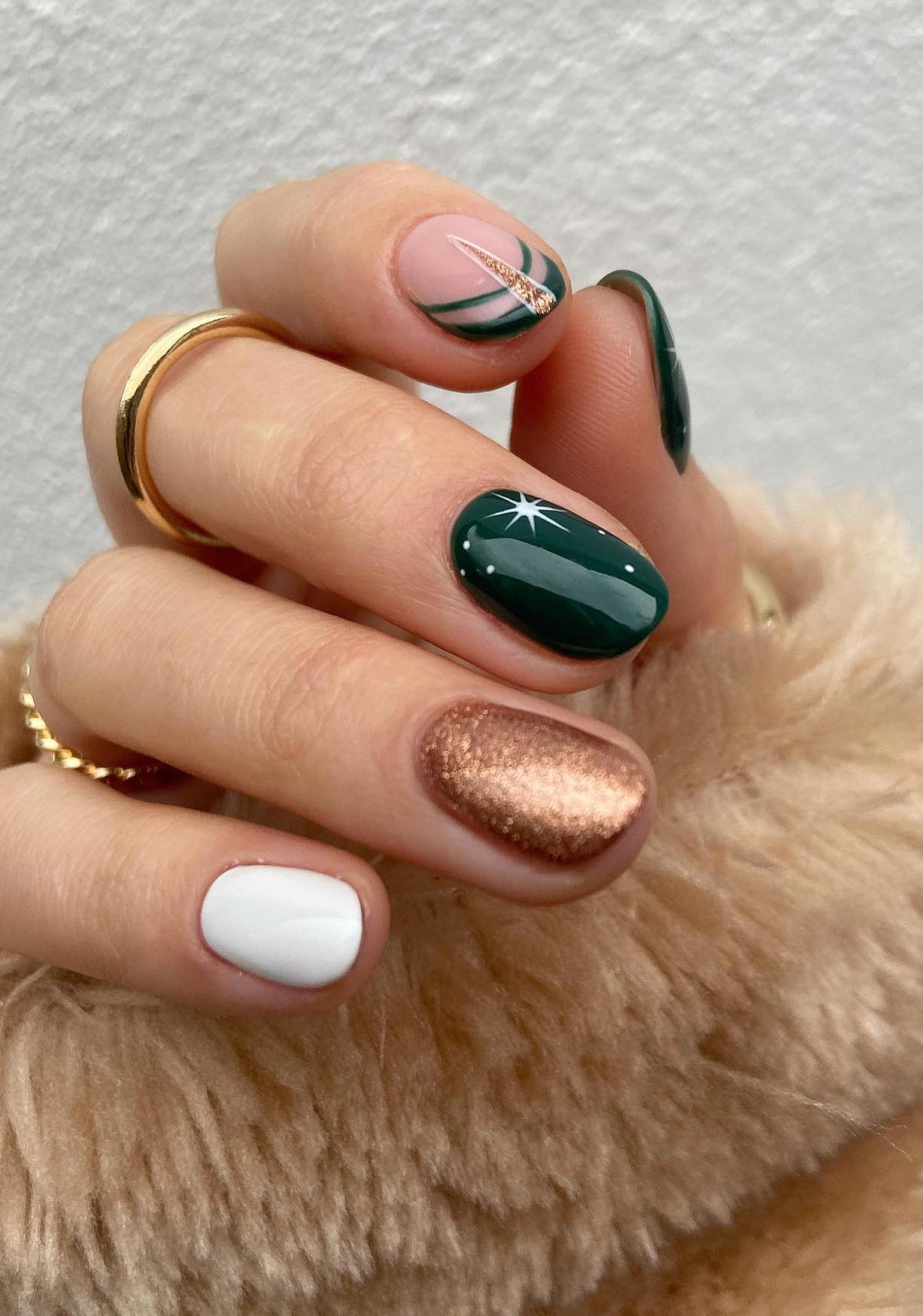 Short emerald green and bronze nails.