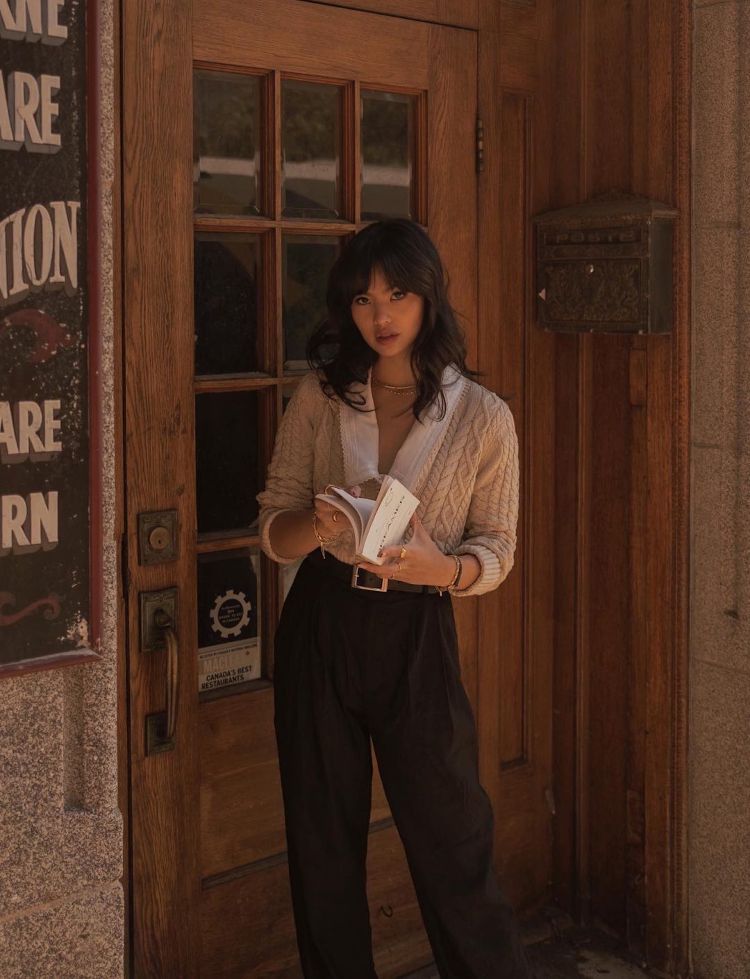 Chic dark academia outfit.