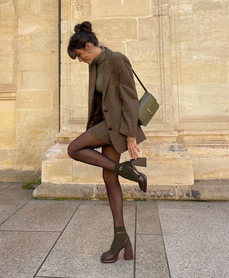 Classy dark academia outfit for fall with tweed jacket.