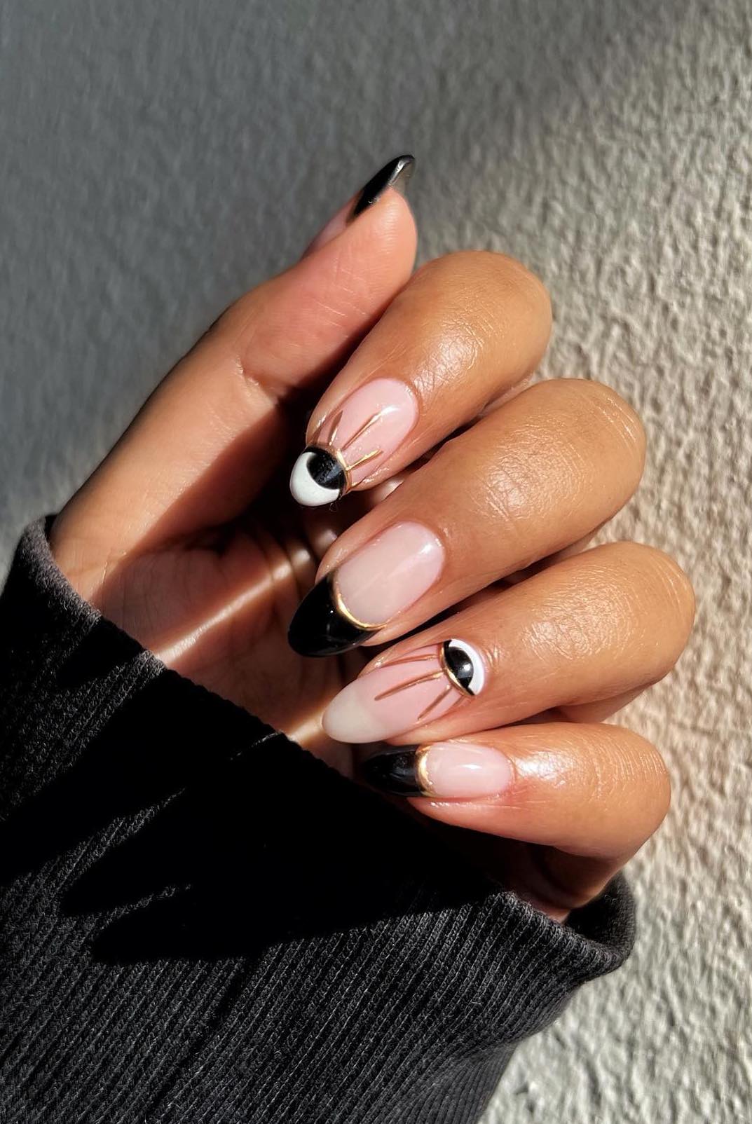 Unhas de mau-olhado em preto e branco.